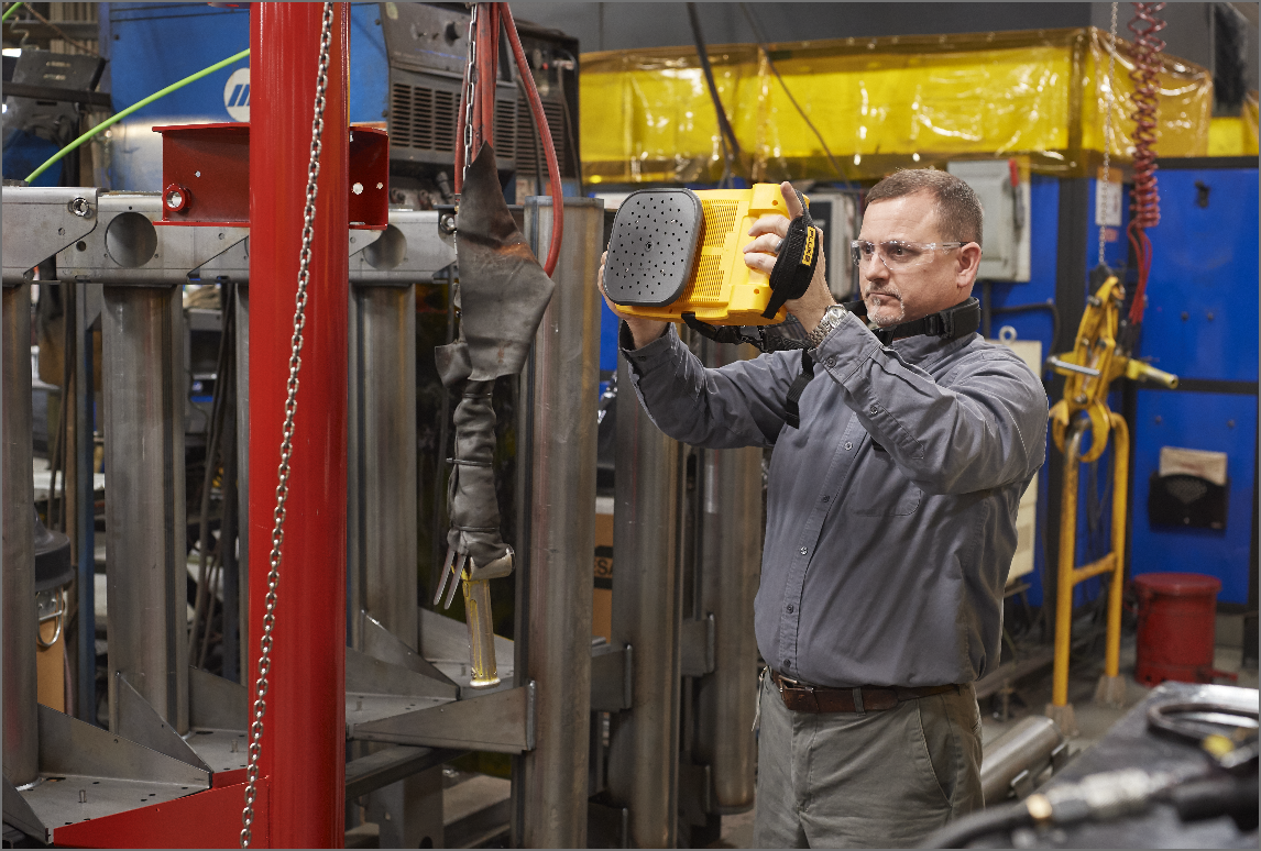 工場のラインで産業用超音波カメラを使用しているイメージ